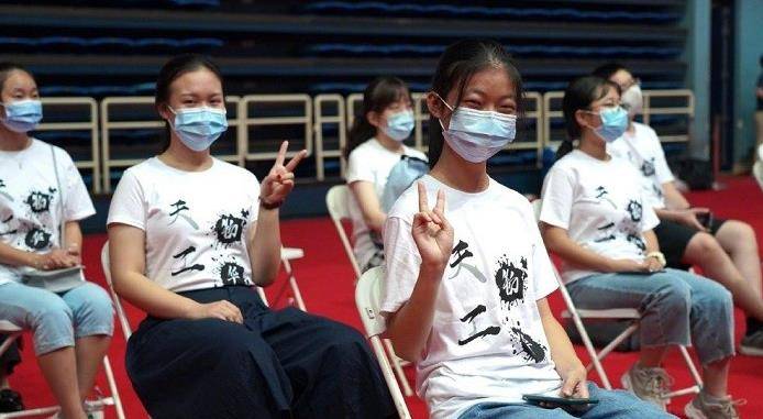 女生考694分获清华北大邀约,数据整合方案实施_投资版121，127.13