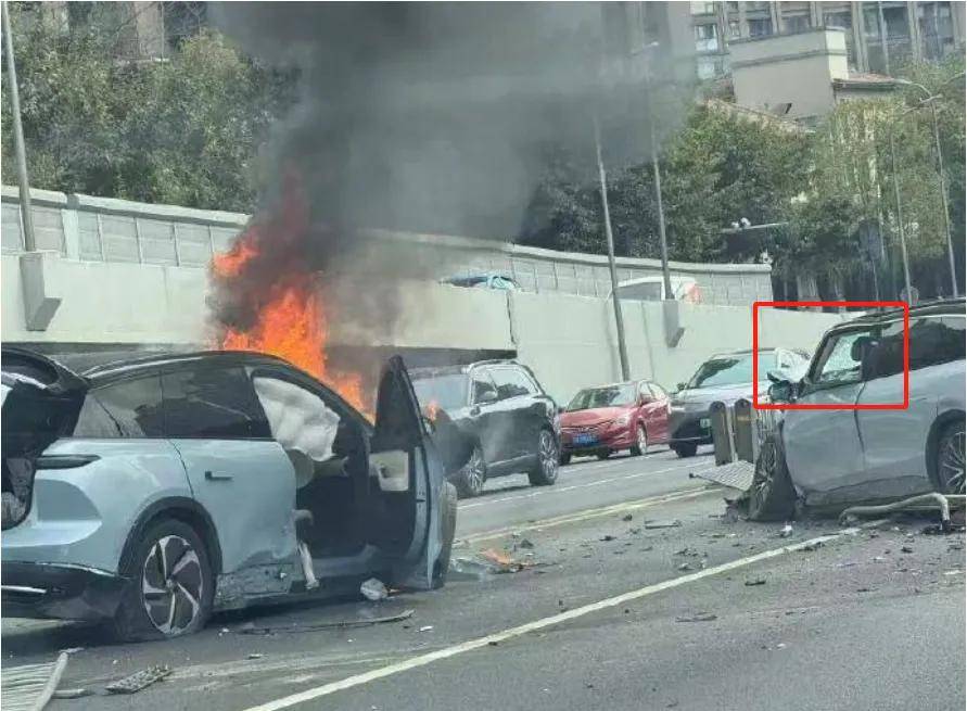 广州街头一零跑C11起火