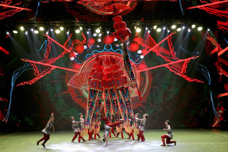 新澳门平特一肖100期开奖结果和杂技演员表演中摔落与杂技演员表演中摔落的是谁