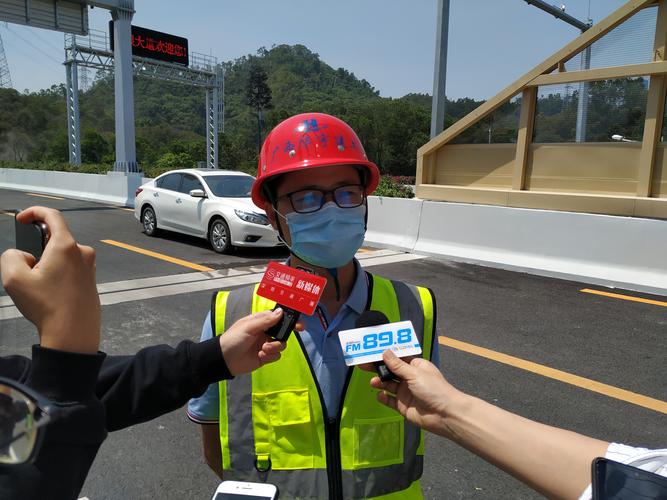 二四六香港资料期期准中特和为看考生爬学校护栏与